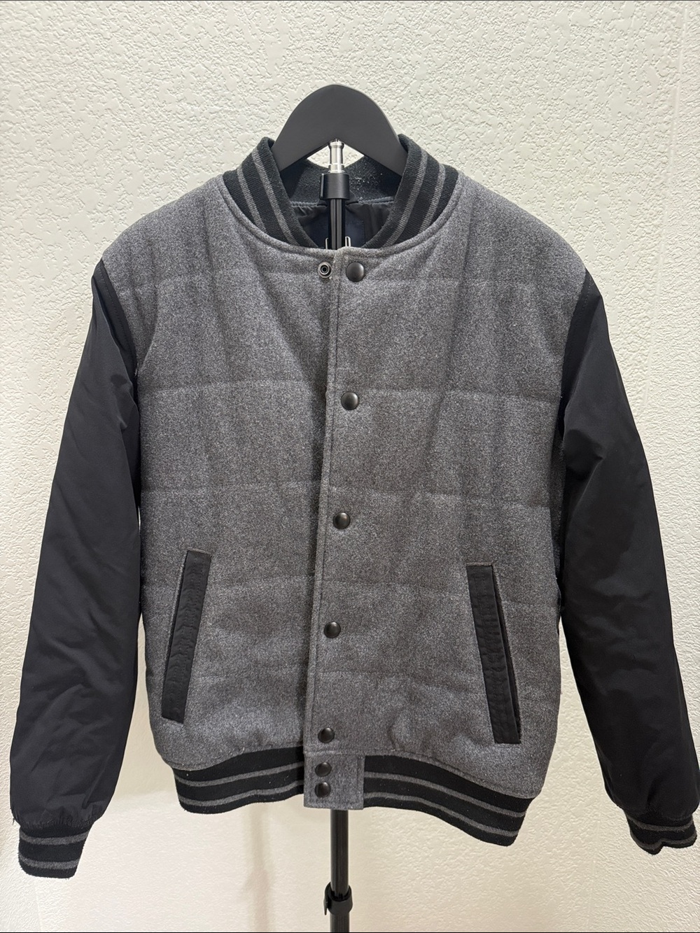 GAP Men's Quilted Gray Bomber Jacket with Black Sleeves